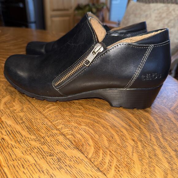 Taos Footwear Shoes - Taos Daily Women’s black leather ankle boots Size 7.5 Excellent Condition